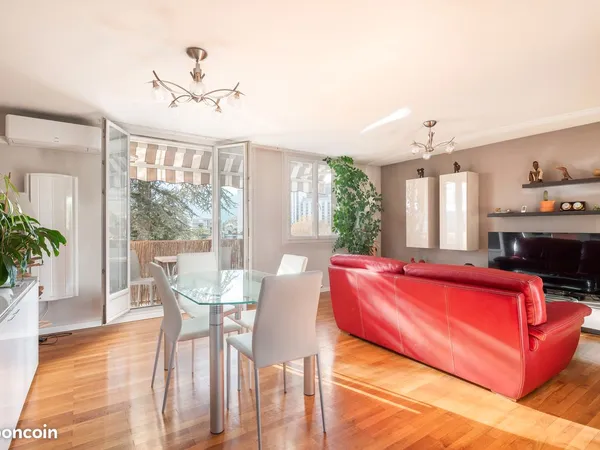 T4 , 82 m² ,vue dégagée montagnes, clim réversible, tram B et D, Cave, DPE C