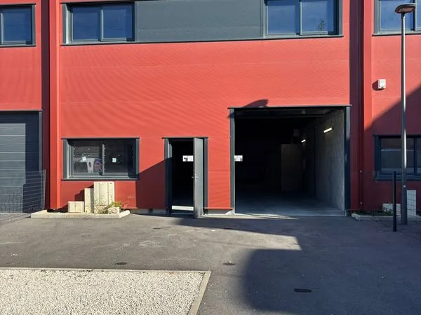 Location Entrepôt 166 m² + Jardin 60 m² + 3 places de parkings - La Garde (83130)