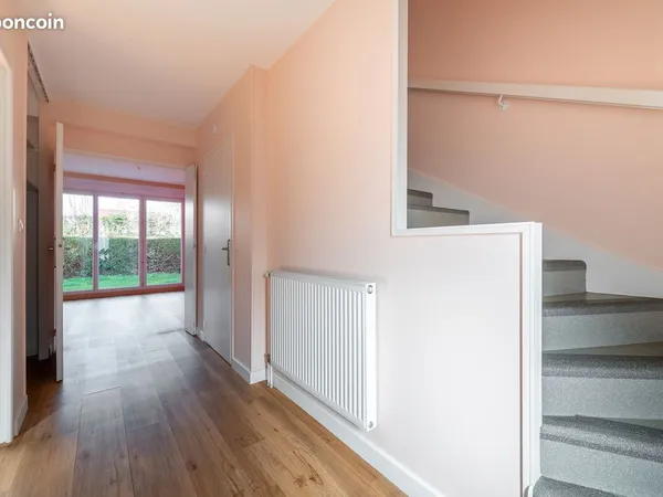 Maison T5 de 110 m² non meublée avec jardin et garage - Épron (Nord de Caen)