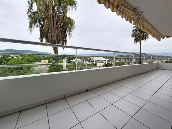 Le Cannet - Palestre : Spacieux 4 pièces avec terrasse et vue dégagée
