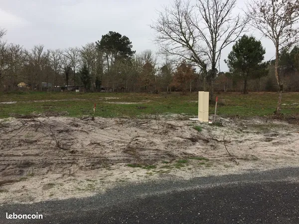 Terrain à bâtir de 856 m² à BALIZAC (33)