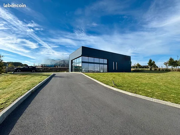Local 300 m² SAINT MARTIN DES CHAMPS