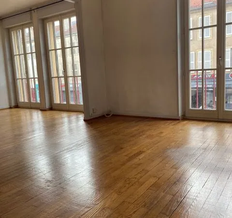 Appartement T4 80m2 1er étage avec garage 850 hc