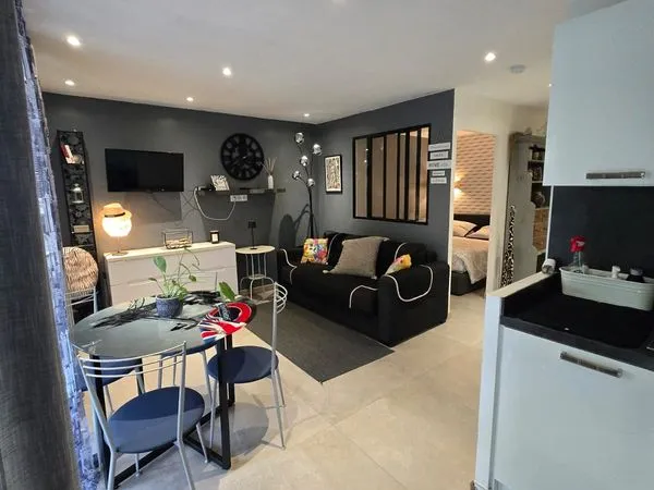 Golfe Juan Centre Ville, Charmant Studio + Coin nuit 33.72m² Meublé, climatisé, RDJ Nord Ouest avec 