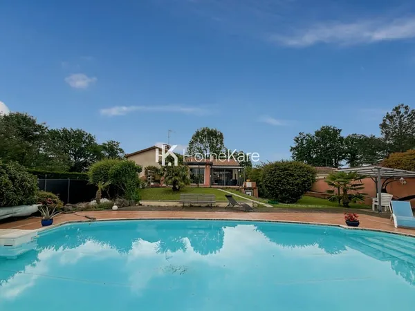 Villa avec dépendances et piscine
