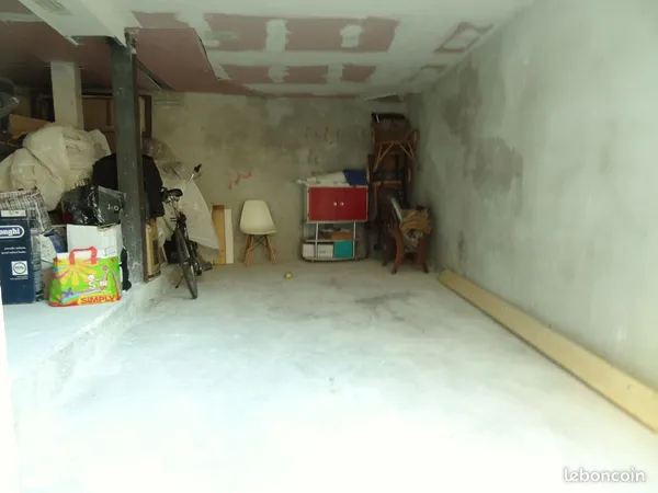 Garage Parking dans le Panier pour Moto ou Scooter