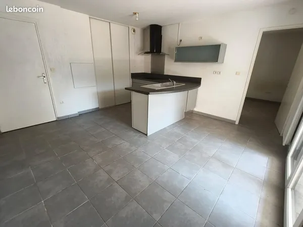 Appart t2 - terrasse et place de parking privatives - residence securisee