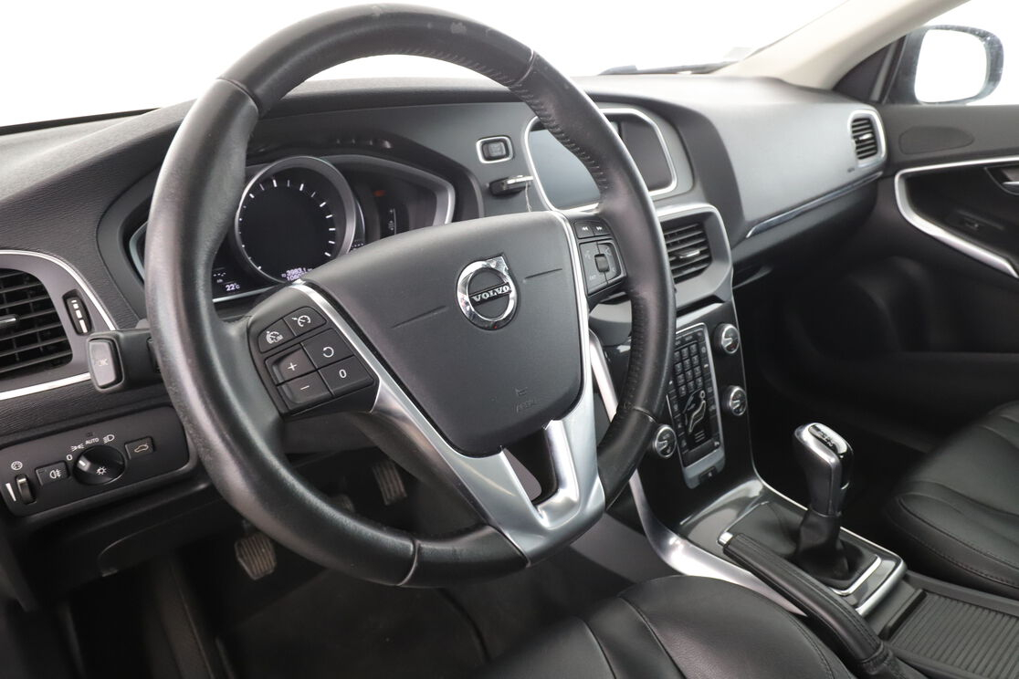 Volvo V40 2.0 T2 Signature Edition — photo 10