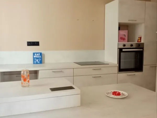 Disponible maison de ville avec jardin, place de parking, dans quartier calme proche des commodités