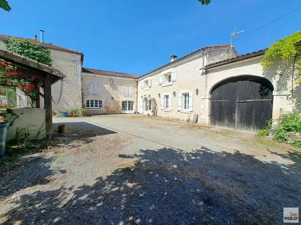 Maison Charentaise avec dépendances attenantes, puits et jardin - 209 m² - 7 pièces - 2426 m²