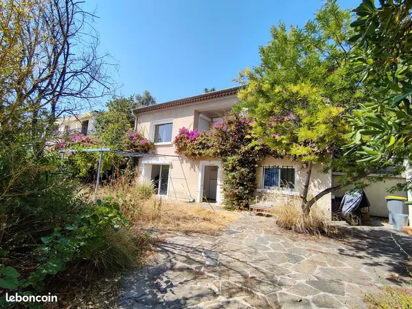 Villa lumineuse de 135 m² jardin et vue mer sur les pentes du Faron