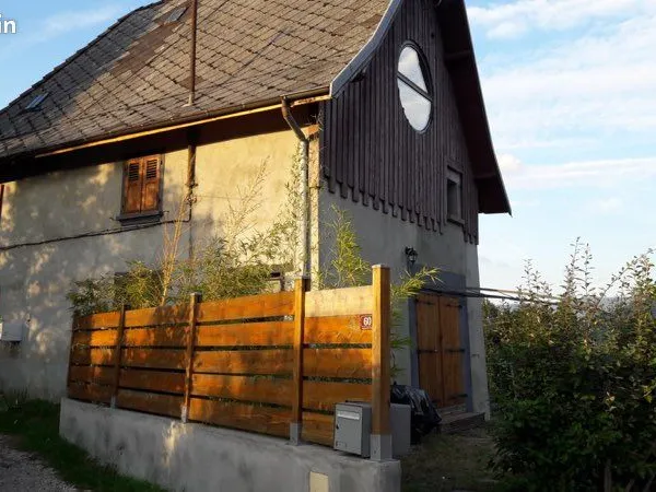 Maison mitoyenne pleine de charme avec terrain de 600 m² et vue dégagée