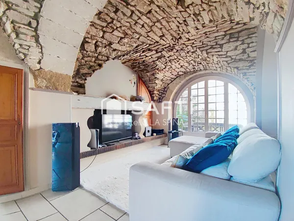 Maison de caractère en pierre avec cour ensoleillée