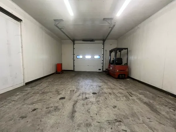 Local industriel 890 m²
