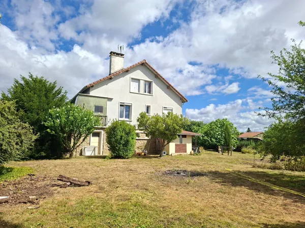Idéalement située dans Lanuejouls sur l'axe Rodez/Villefranche de Rouergue proche de toutes commodit