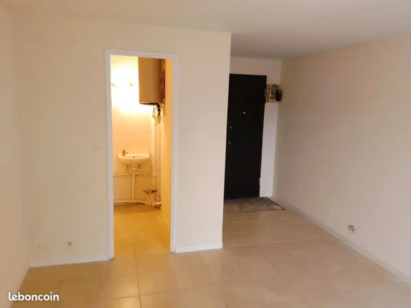 Studio18 m2 30000e secteur hopital cour foucault