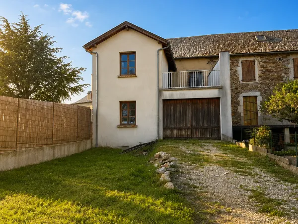 Maison en pierre de 70 m² à rénover avec garage, balcon et terrain de 450 m²
