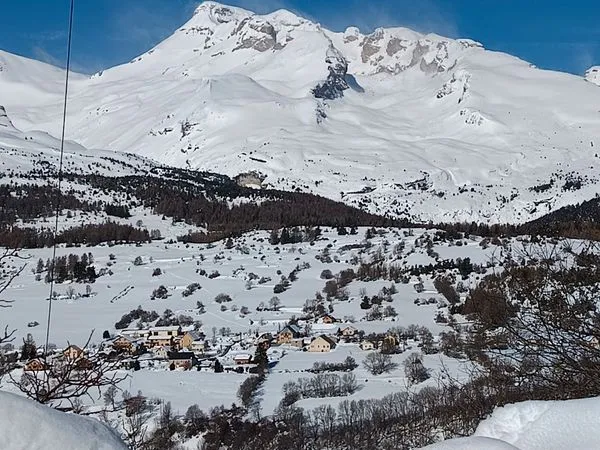 Très grand F2 avec grand garage & cours