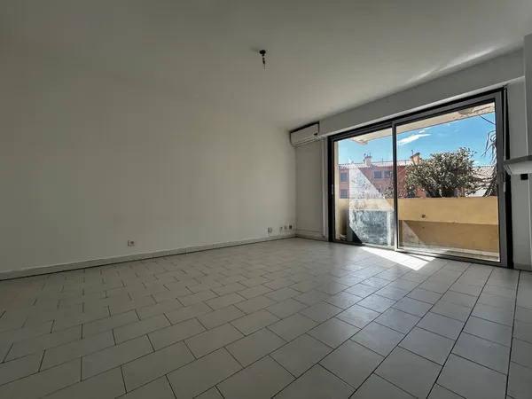TRES BEL F2 AVEC BALCON + PARKING SECTEUR GENDARMERIE