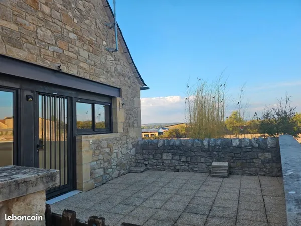 À LOUER - BEL APPARTEMENT T5 DE 95 m² AVEC TERRASSE, COUR ET CAVE - CENTRE DE LAISSAC