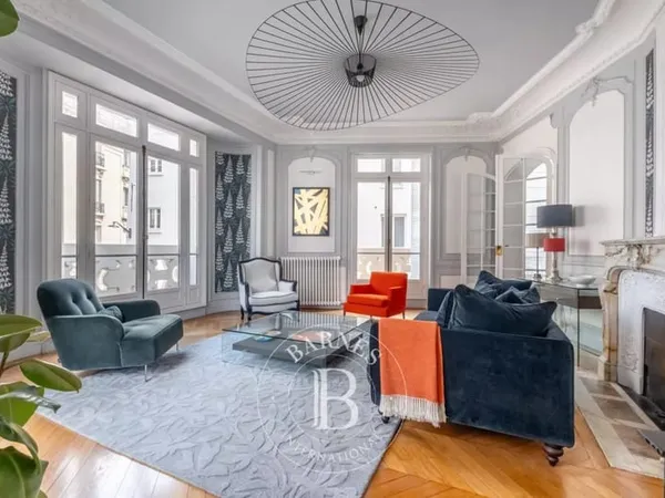 Exclusivité - Off-Market - Paris 6 - Quartier Odéon - Salon en angle - Très lumineux - Orientation O