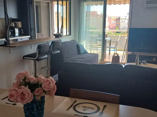 T3 traversant de 65 m² - Rénové à neuf - Terrasse - parking - 3e et dernier étage - climatisé - cave