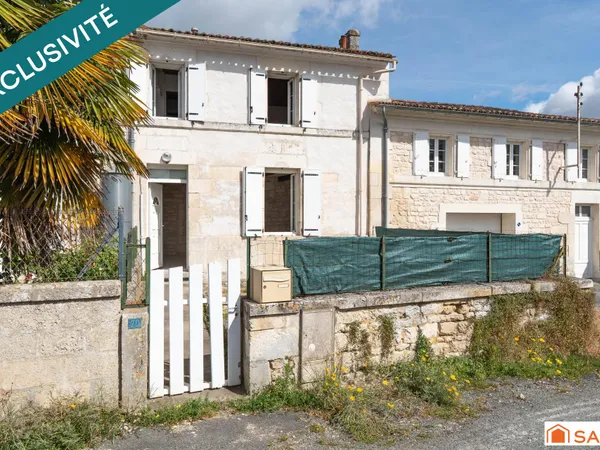 Maison de village en pierre avec cour et jardin