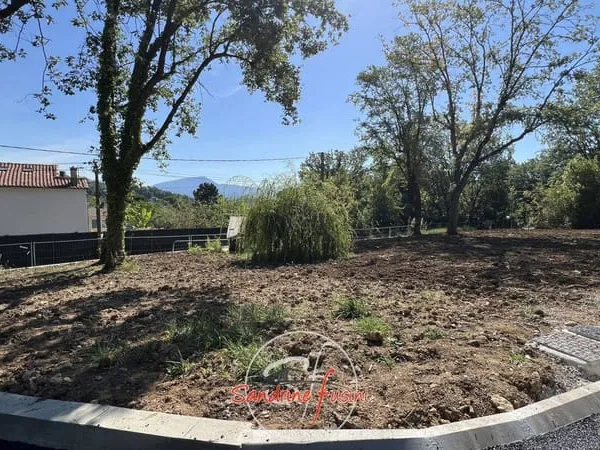 Terrain 746 m²