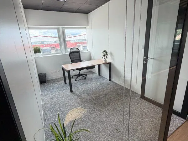 Bureau privatif de 11 m' avec clé à louer - Saint-Genis-Laval (limite Pierre-Bénite) Installez votre