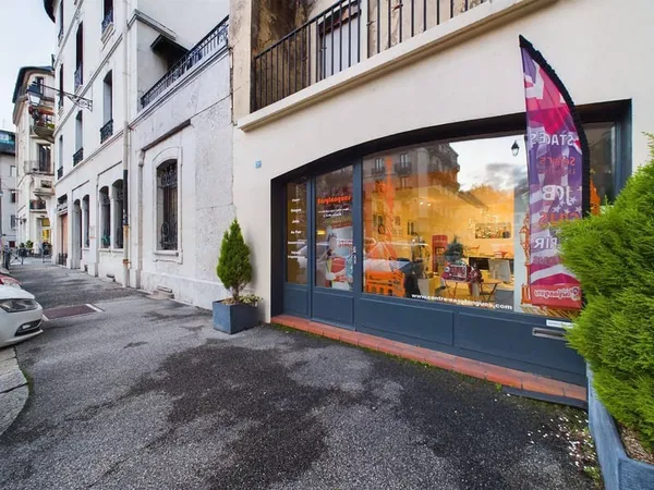 Local commercial 1 pièce 102 m²