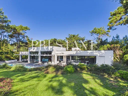 Maison 7 pièces 300 m²