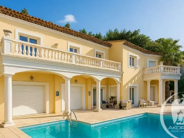Découvrez cette villa exceptionnelle de 284 m2