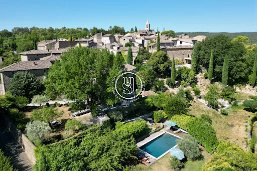 Maison 11 pièces 360 m²