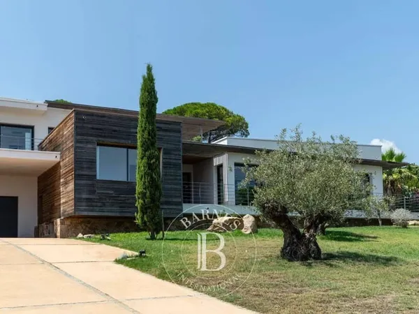 Maison 7 pièces 300 m²