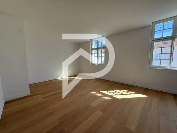 ## ANTIBES CENTRE-VILLE ? MAGNIFIQUE 3 PIÈCES EN DUPLEX DE 69.84 M² AU DERNIER ÉTAGE D'UN IMMEUBLE H