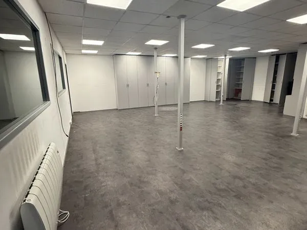 Local d'activité et bureaux 600m2 Les Ardoines