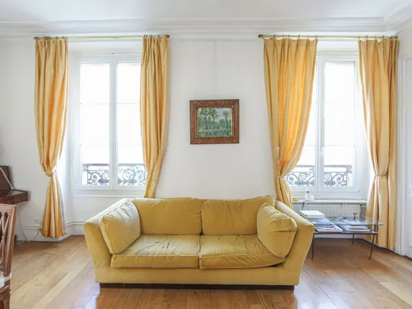 Au pied du métro Saint-Georges, bel appartement 72m² dans immeuble de charme du 19ème siècle