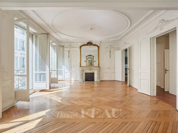 Paris VIIIe - Proche Elysée / Rue Royale - 2e étage - 157 m² - 4 chambres