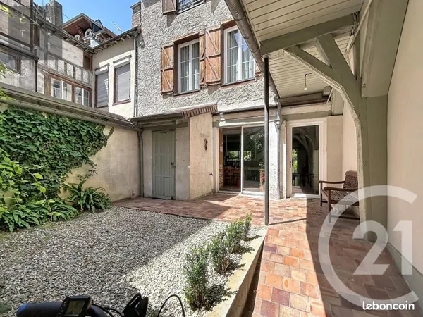 Maison 10 pièces 237 m²
