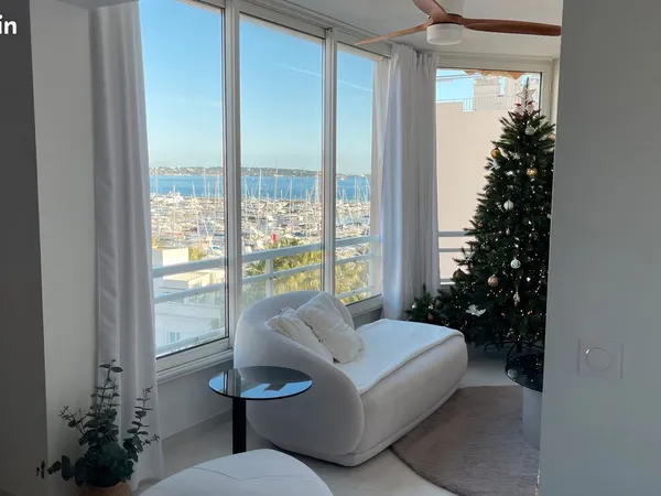 Vue mer et montagnes, piscine et garage fermé - Location à l'année - Appartement T2bis meublé