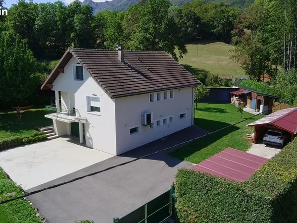 Maison familiale avec terrain arboré, vue montagnes et panneaux photovoltaïques