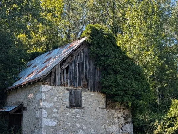 Bâtiment vendu avec 2700m2 de terrain