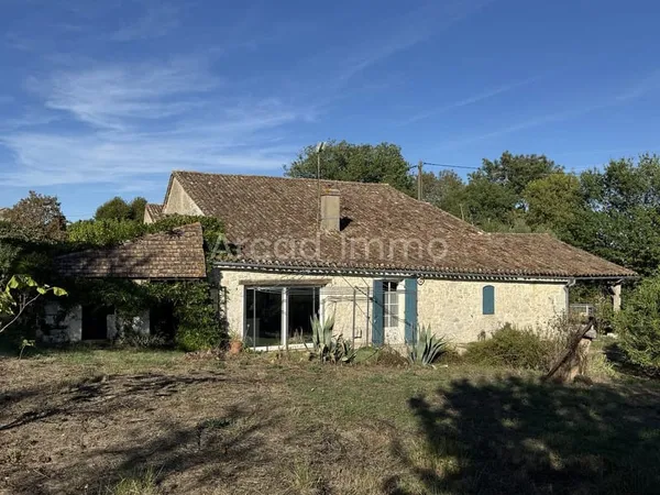 Petite fermette en pierre, à rénover, sur env. 1400 m2 de terrain clos.