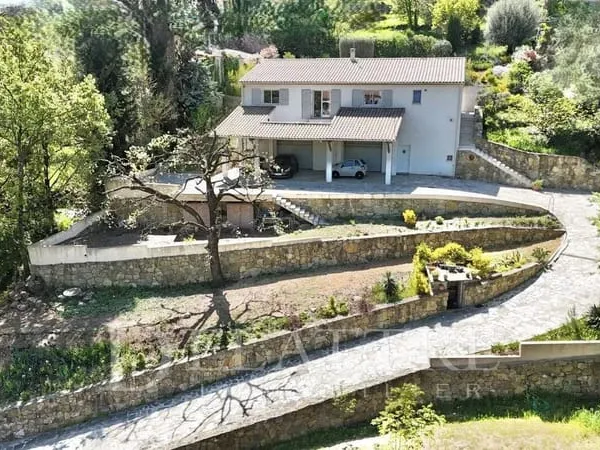 Maison de plain-pied 5 pièces 140 m²