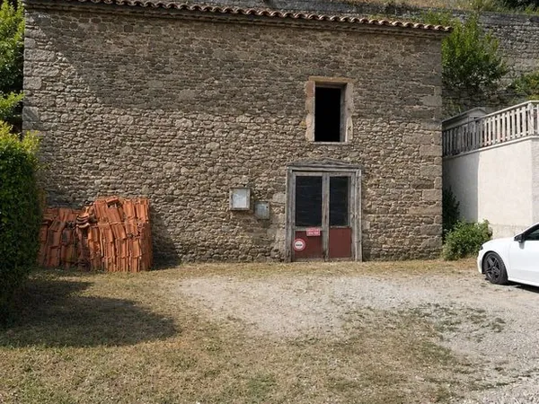 ENTRE LYON ET ST ETIENNE MAISON EN PIERRE A REHABILITER ,AVEC PC OBTENU, sur 724m² TERAIN