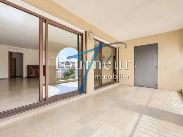 Tres rare sanary ascenseur hypercentre standing t3 de 112m2 grande terrasse