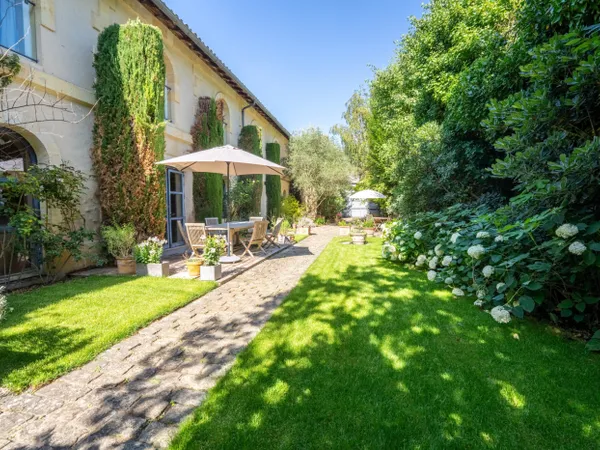 LE BOUSCAT CENTRE EXCEPTIONNEL ENSEMBLE IMMOBILIER DIVISE EN 3 L
