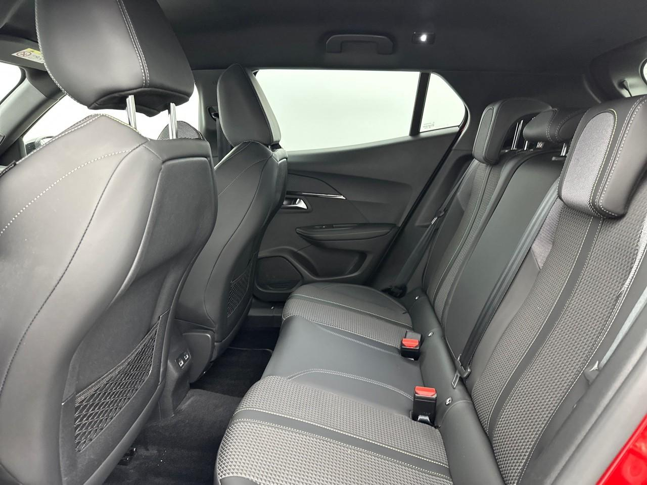 Peugeot 2008 puretech 130 s&s eat8 gt — photo 12