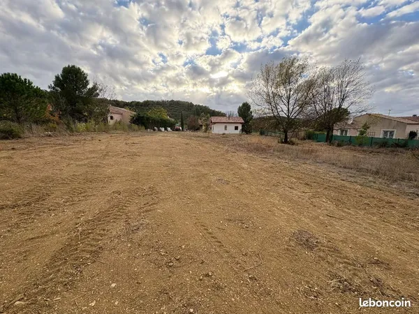 Terrain constructible 3200 m² viabilisé + maisonnette écologique