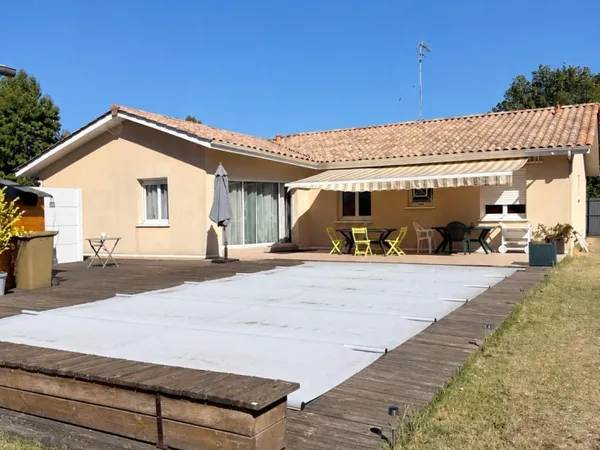 Maison familiale de plain-pied avec piscine